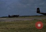 Standbild verschiedene Flugzeuge Vietnam, 1968, aus Sekunde 47 historischem Filmmaterial Videoclip 65675072136