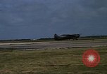 Standbild verschiedene Flugzeuge Vietnam, 1968, aus Sekunde 48 historischem Filmmaterial Videoclip 65675072136