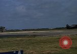 Standbild verschiedene Flugzeuge Vietnam, 1968, aus Sekunde 49 historischem Filmmaterial Videoclip 65675072136