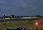 Standbild verschiedene Flugzeuge Vietnam, 1968, aus Sekunde 50 historischem Filmmaterial Videoclip 65675072136