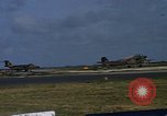 Standbild verschiedene Flugzeuge Vietnam, 1968, aus Sekunde 52 historischem Filmmaterial Videoclip 65675072136