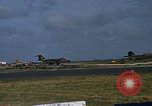 Standbild verschiedene Flugzeuge Vietnam, 1968, aus Sekunde 53 historischem Filmmaterial Videoclip 65675072136