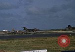 Standbild verschiedene Flugzeuge Vietnam, 1968, aus Sekunde 54 historischem Filmmaterial Videoclip 65675072136