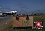 Standbild verschiedene Flugzeuge Vietnam, 1968, aus Sekunde 60 historischem Filmmaterial Videoclip 65675072136
