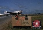 Standbild verschiedene Flugzeuge Vietnam, 1968, aus Sekunde 61 historischem Filmmaterial Videoclip 65675072136