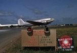 Standbild verschiedene Flugzeuge Vietnam, 1968, aus Sekunde 62 historischem Filmmaterial Videoclip 65675072136
