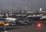 Standbild verschiedene Flugzeuge Vietnam, 1968, aus Sekunde 13 historischem Filmmaterial Videoclip 65675072137