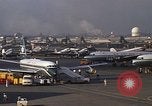 Standbild verschiedene Flugzeuge Vietnam, 1968, aus Sekunde 15 historischem Filmmaterial Videoclip 65675072137