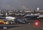 Standbild verschiedene Flugzeuge Vietnam, 1968, aus Sekunde 17 historischem Filmmaterial Videoclip 65675072137