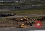 Standbild verschiedene Flugzeuge Vietnam, 1968, aus Sekunde 22 historischem Filmmaterial Videoclip 65675072137