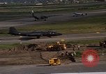 Standbild verschiedene Flugzeuge Vietnam, 1968, aus Sekunde 23 historischem Filmmaterial Videoclip 65675072137