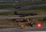 Standbild verschiedene Flugzeuge Vietnam, 1968, aus Sekunde 24 historischem Filmmaterial Videoclip 65675072137