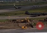Standbild verschiedene Flugzeuge Vietnam, 1968, aus Sekunde 25 historischem Filmmaterial Videoclip 65675072137