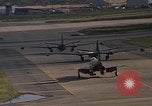 Standbild verschiedene Flugzeuge Vietnam, 1968, aus Sekunde 31 historischem Filmmaterial Videoclip 65675072137