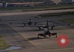 Standbild verschiedene Flugzeuge Vietnam, 1968, aus Sekunde 32 historischem Filmmaterial Videoclip 65675072137
