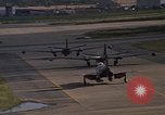 Standbild verschiedene Flugzeuge Vietnam, 1968, aus Sekunde 33 historischem Filmmaterial Videoclip 65675072137