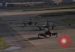 Standbild verschiedene Flugzeuge Vietnam, 1968, aus Sekunde 35 historischem Filmmaterial Videoclip 65675072137