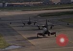 Standbild verschiedene Flugzeuge Vietnam, 1968, aus Sekunde 36 historischem Filmmaterial Videoclip 65675072137