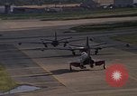 Standbild verschiedene Flugzeuge Vietnam, 1968, aus Sekunde 37 historischem Filmmaterial Videoclip 65675072137
