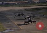 Standbild verschiedene Flugzeuge Vietnam, 1968, aus Sekunde 38 historischem Filmmaterial Videoclip 65675072137