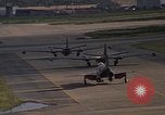 Standbild verschiedene Flugzeuge Vietnam, 1968, aus Sekunde 40 historischem Filmmaterial Videoclip 65675072137
