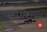Standbild verschiedene Flugzeuge Vietnam, 1968, aus Sekunde 41 historischem Filmmaterial Videoclip 65675072137