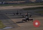Standbild verschiedene Flugzeuge Vietnam, 1968, aus Sekunde 42 historischem Filmmaterial Videoclip 65675072137