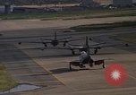 Standbild verschiedene Flugzeuge Vietnam, 1968, aus Sekunde 43 historischem Filmmaterial Videoclip 65675072137
