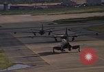 Standbild verschiedene Flugzeuge Vietnam, 1968, aus Sekunde 44 historischem Filmmaterial Videoclip 65675072137