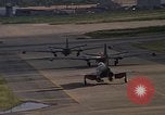 Standbild verschiedene Flugzeuge Vietnam, 1968, aus Sekunde 46 historischem Filmmaterial Videoclip 65675072137