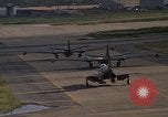 Standbild verschiedene Flugzeuge Vietnam, 1968, aus Sekunde 47 historischem Filmmaterial Videoclip 65675072137
