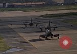 Standbild verschiedene Flugzeuge Vietnam, 1968, aus Sekunde 48 historischem Filmmaterial Videoclip 65675072137