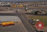 Standbild verschiedene Flugzeuge Vietnam, 1968, aus Sekunde 60 historischem Filmmaterial Videoclip 65675072137