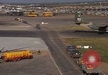 Standbild verschiedene Flugzeuge Vietnam, 1968, aus Sekunde 61 historischem Filmmaterial Videoclip 65675072137