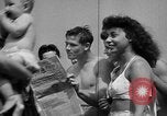Image bébé ramper race New Jersey United States USA, 1945, de la seconde 10 séquences d'archives historiques vidéo 65675072163