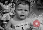 Image bébé ramper race New Jersey United States USA, 1945, de la seconde 17 séquences d'archives historiques vidéo 65675072163