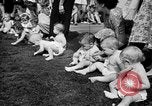 Image bébé ramper race New Jersey United States USA, 1945, de la seconde 20 séquences d'archives historiques vidéo 65675072163