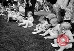 Image bébé ramper race New Jersey United States USA, 1945, de la seconde 21 séquences d'archives historiques vidéo 65675072163