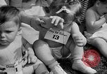 Image bébé ramper race New Jersey United States USA, 1945, de la seconde 22 séquences d'archives historiques vidéo 65675072163