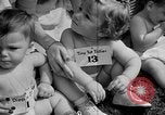 Image bébé ramper race New Jersey United States USA, 1945, de la seconde 23 séquences d'archives historiques vidéo 65675072163