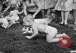 Image bébé ramper race New Jersey United States USA, 1945, de la seconde 28 séquences d'archives historiques vidéo 65675072163