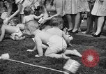 Image bébé ramper race New Jersey United States USA, 1945, de la seconde 29 séquences d'archives historiques vidéo 65675072163