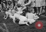 Image bébé ramper race New Jersey United States USA, 1945, de la seconde 30 séquences d'archives historiques vidéo 65675072163