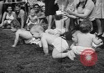 Image bébé ramper race New Jersey United States USA, 1945, de la seconde 31 séquences d'archives historiques vidéo 65675072163