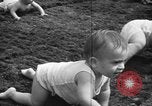 Image bébé ramper race New Jersey United States USA, 1945, de la seconde 41 séquences d'archives historiques vidéo 65675072163