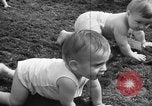 Image bébé ramper race New Jersey United States USA, 1945, de la seconde 42 séquences d'archives historiques vidéo 65675072163