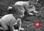 Image bébé ramper race New Jersey United States USA, 1945, de la seconde 43 séquences d'archives historiques vidéo 65675072163