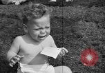 Image bébé ramper race New Jersey United States USA, 1945, de la seconde 49 séquences d'archives historiques vidéo 65675072163