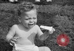 Image bébé ramper race New Jersey United States USA, 1945, de la seconde 50 séquences d'archives historiques vidéo 65675072163