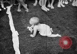 Image bébé ramper race New Jersey United States USA, 1945, de la seconde 53 séquences d'archives historiques vidéo 65675072163